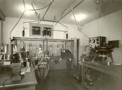 X-ray laboratory in "The Rockefeller". Click on it to get a larger image